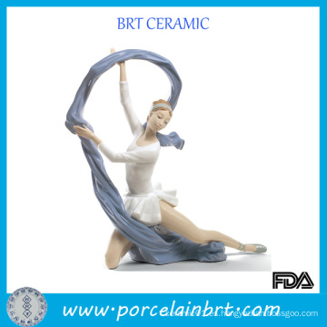 Atractiva figura de porcelana chica bailando